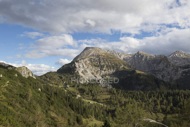 Schöne Landschaft mit Bergen und blauem Himmel — Stockfoto