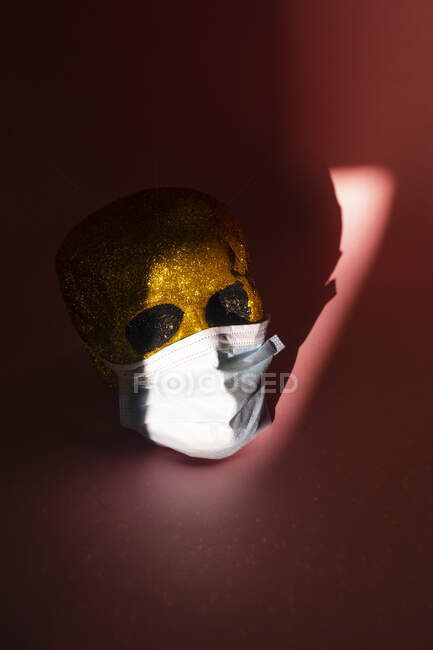 Estudio de tiro de cráneo humano con máscara facial protectora - foto de stock