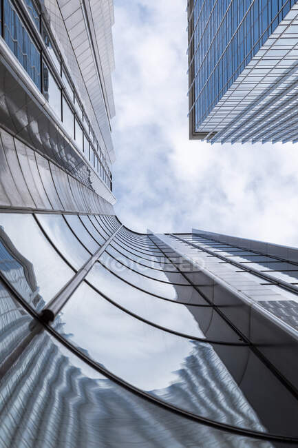 Réflexion sur grand gratte-ciel de bureau moderne au centre-ville contre ciel, Londres, Royaume-Uni — Photo de stock