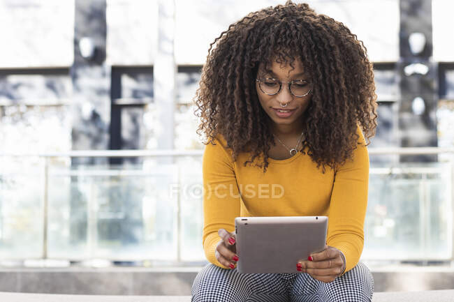 Молода жінка використовує цифровий планшет на відкритому повітрі — стокове фото