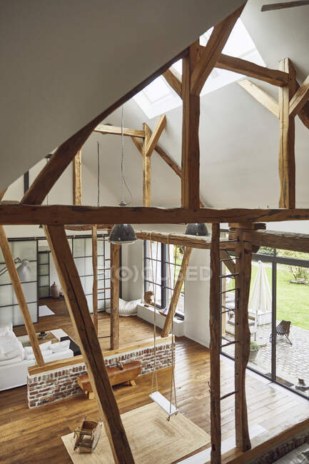 Vigas de madera en el techo en la sala de estar en casa — Luz, Pared -  Stock Photo | #481668114