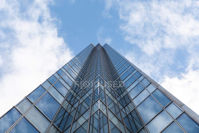 Высокий современный офисный стеклянный небоскреб против голубого неба, Лондон, Великобритания — стоковое фото