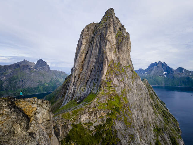 Mujer de pie y admirando la vista de la montaña de Segla en Noruega - foto de stock