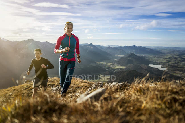 Спортивные люди, практикующие бег по горной тропе Saulingspitze в Баварии, Германия — стоковое фото