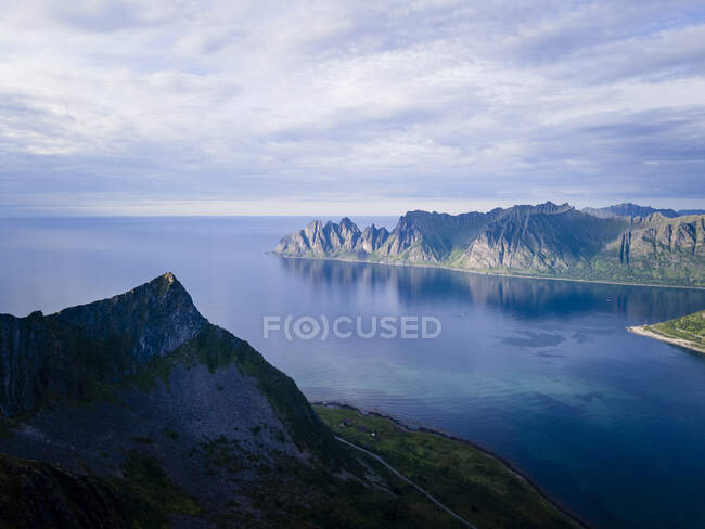 Bela paisagem de cordilheira por mar em Husfjellet, Senja, Noruega — Fotografia de Stock