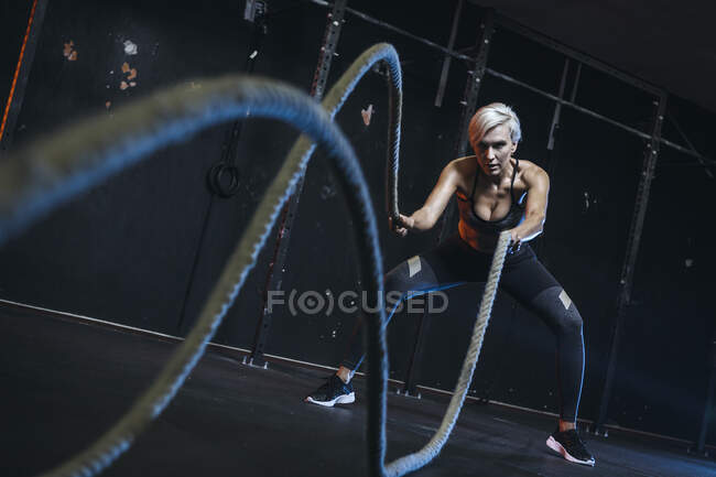 Desportista loira tendo treino com cordas — Fotografia de Stock