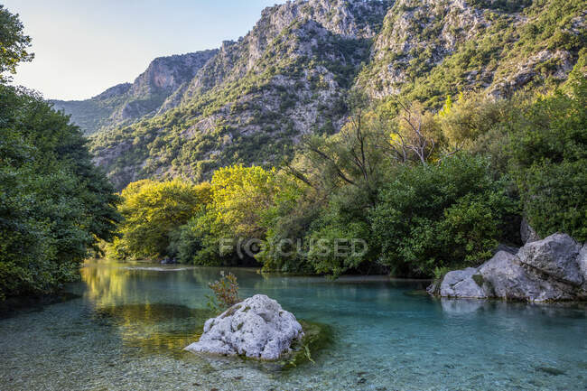 Rio Acheron fluindo por montanha em Epirus, Grécia — Fotografia de Stock
