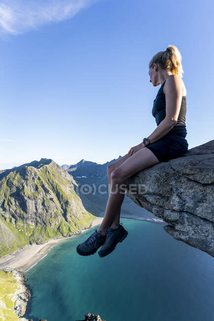 Entdecker beim Blick auf den Berg auf Ryten, Lofoten, Norwegen — Stockfoto