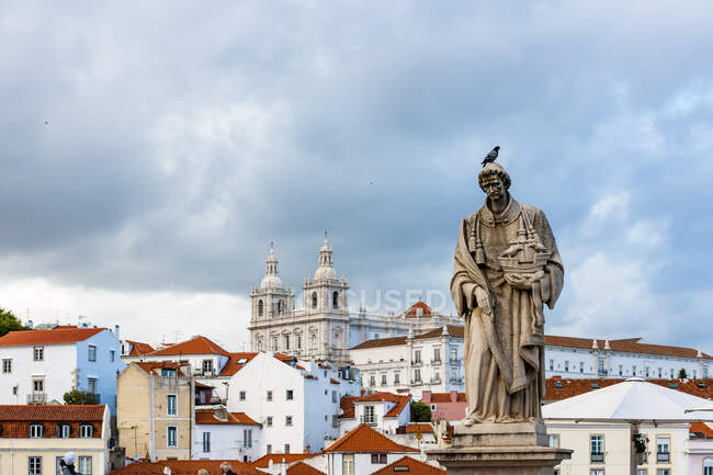 Portugal, Lisbon, Monastery of So Vicente de Fora with St. Vincent statue in foreground, seen from Miradouro das Portas do Sol — Stock Photo