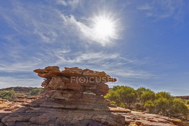 Sol brillando sobre la formación de rocas en Kings Canyon - foto de stock