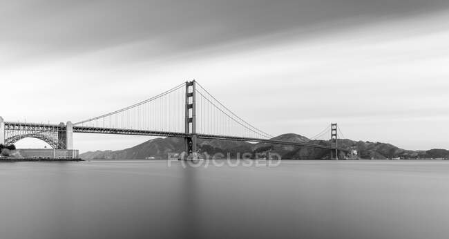 Golden Gate Bridge au-dessus de la mer à San Francisco, Californie, USA — Photo de stock