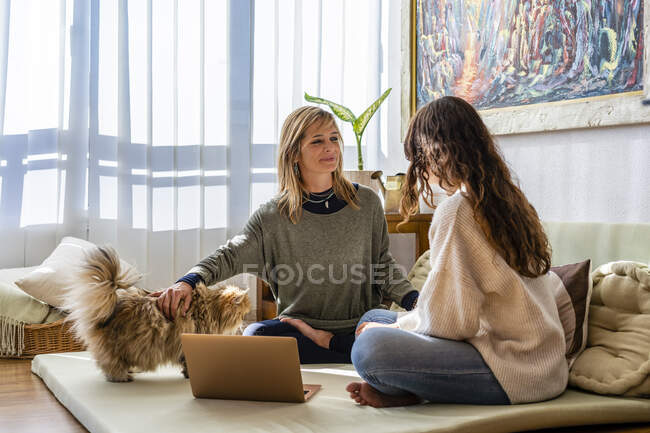 Female patient and therapist sitting on mattress during motivation session in office — Stock Photo