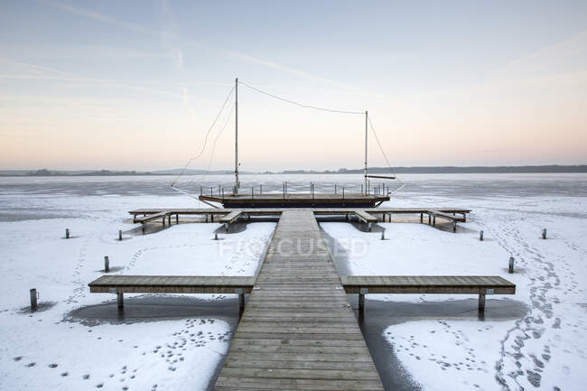 Alemanha, Brandemburgo, Rangsdorf, Paisagem de inverno com lago congelado — Fotografia de Stock