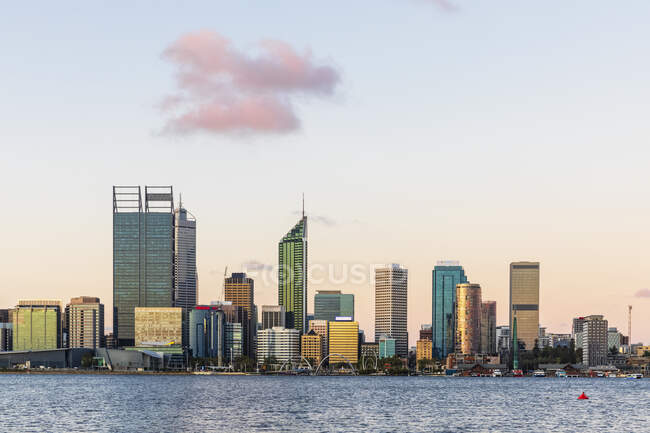 Australia, Perth, Downtown skyscrapers seen across Swan river at sunset — Stock Photo
