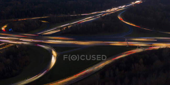 Deutschland, Baden-Württemberg, Stuttgart, Nachtansicht von Lichtzeichen auf der Bundesautobahn 8 — Stockfoto