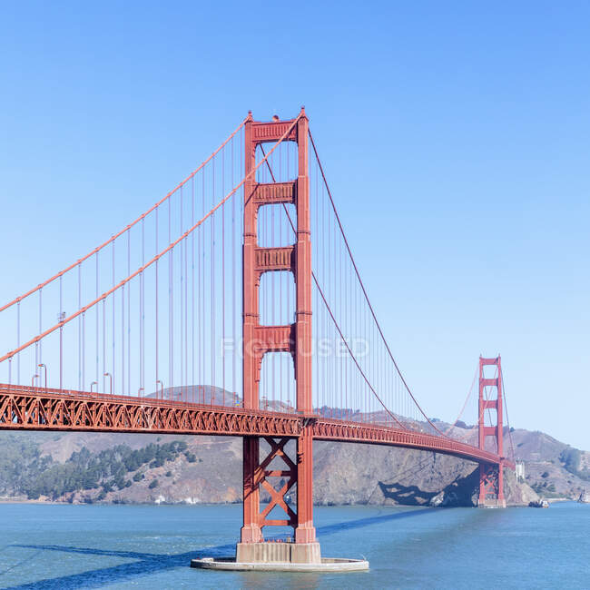 Golden Gate Bridge contre ciel clair à San Francisco, Californie, États-Unis — Photo de stock