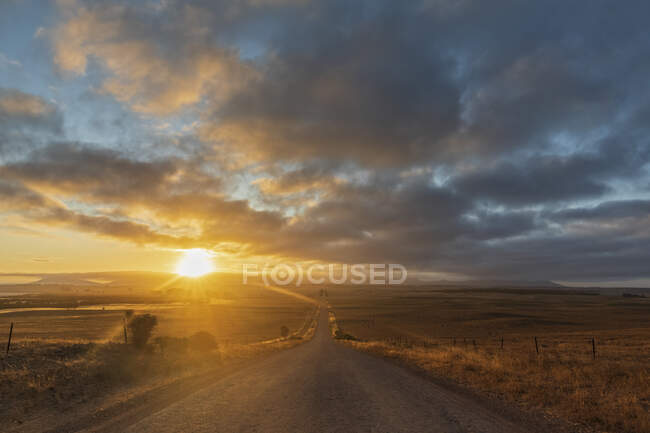 Коулз Пойнт Роуд при облачном восходе солнца — стоковое фото
