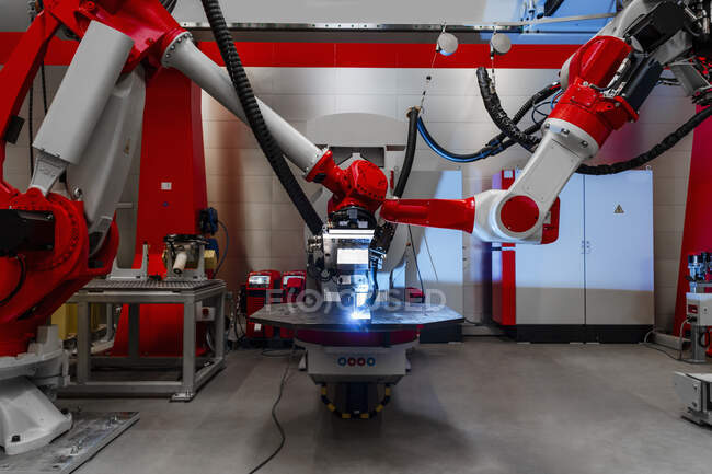 Robots automáticos de soldadura de metal en fábrica - foto de stock