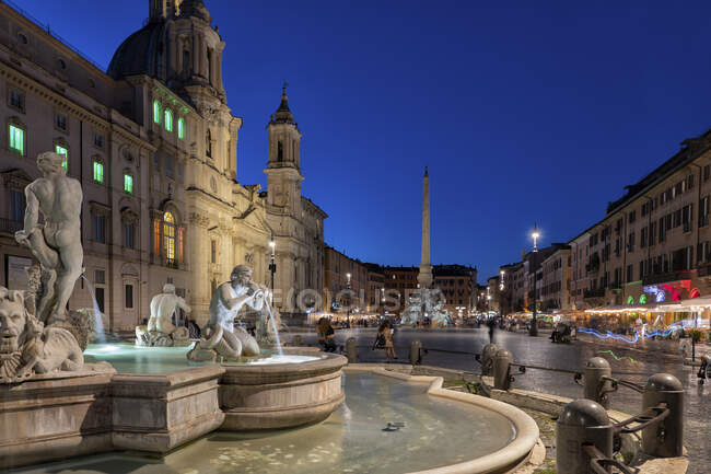 Italia, Roma, Piazza Navona, Fontana del Moro, Fontana di notte — Foto stock