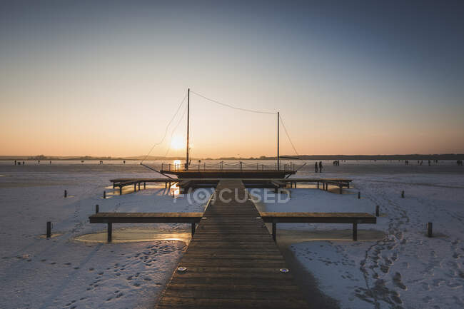 Germany, Brandenburg, Rangsdorf, Winter landscape with frozen lake — Stock Photo