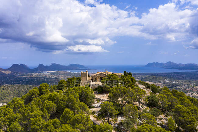 Espanha, Ilhas Baleares, Maiorca, Pollena, Cidade e Santuario del Puig de Maria, vista aérea — Fotografia de Stock