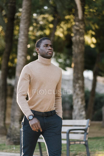 Mann schaut beim Spazierengehen im öffentlichen Park weg — Stockfoto