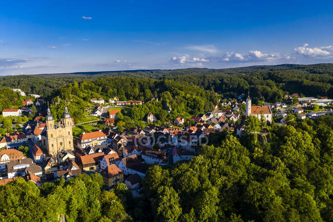Alemanha, Baviera, Gossweinstein, Vista aérea da paisagem urbana com castelo e igreja — Fotografia de Stock