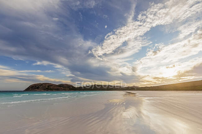 Playa de arena al atardecer, Australia Occidental - foto de stock