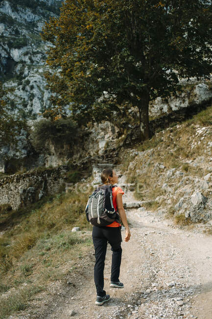 Escursionista che indossa lo zaino guardando lontano mentre cammina sul Cares Trail al Parco Nazionale Picos De Europe, Asturie, Spagna — Foto stock