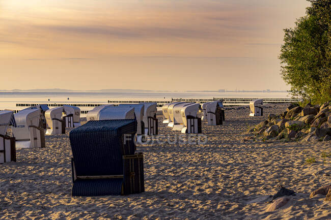 Abundância de cadeira de praia durante o pôr do sol em Usedom, Mecklenburg-vorpommern, Alemanha — Fotografia de Stock