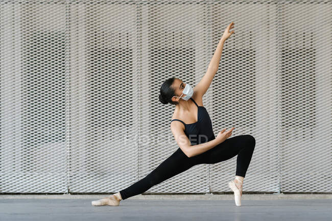 Танцівниця балету з захисною маскою обличчя під час COVID-19 — стокове фото