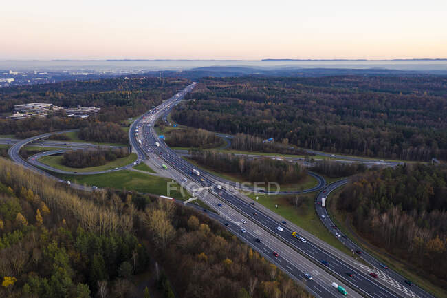 Deutschland, Baden-Württemberg, Stuttgart, Luftaufnahme des Verkehrs auf der Bundesautobahn 8 in der Dämmerung — Stockfoto