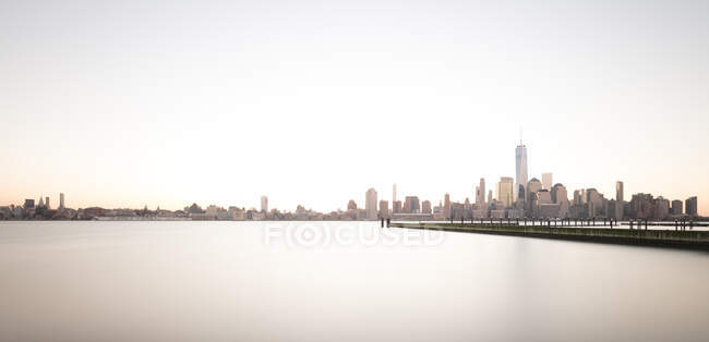 USA, New York, New York, USA, Lower Manhattan skyline all'alba — Foto stock