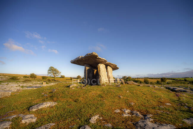 Poulnabrone dolmen na paisagem contra o céu azul claro durante o dia ensolarado em Clare, Irlanda — Fotografia de Stock
