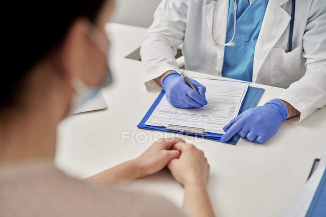 Медичний лікар приписує пацієнтові нове лікування. — стокове фото