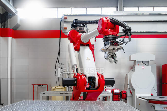 Rot-weißer automatischer Schweißroboter in der Fabrik — Stockfoto