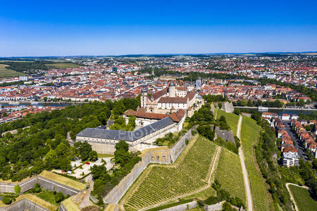 Germania, Baviera, Bassa Franconia, Wurzburg, Fortezza Marienberg, Veduta aerea della città con castello — Foto stock