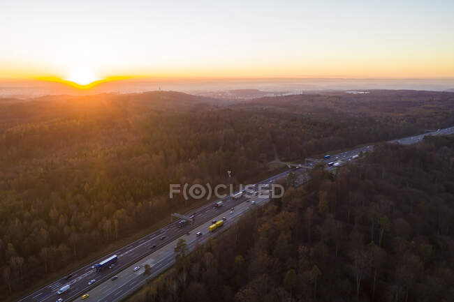 Deutschland, Baden-Württemberg, Stuttgart, Luftaufnahme des Verkehrs auf der Bundesautobahn 8 bei Sonnenuntergang — Stockfoto