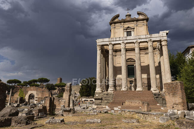 Roma, Itália, Fórum Romano, Templo de Antonino e Faustina e San Lorenzo na Igreja de Miranda — Fotografia de Stock