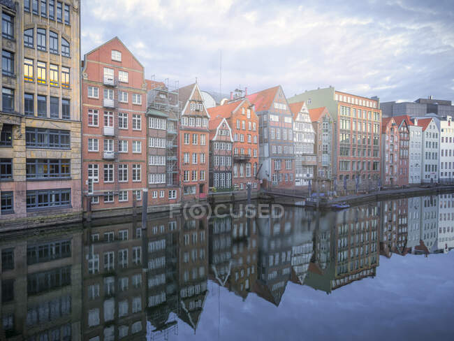 Germania, Amburgo, fila di case a schiera che si riflettono nel canale Nikolaifleet — Foto stock