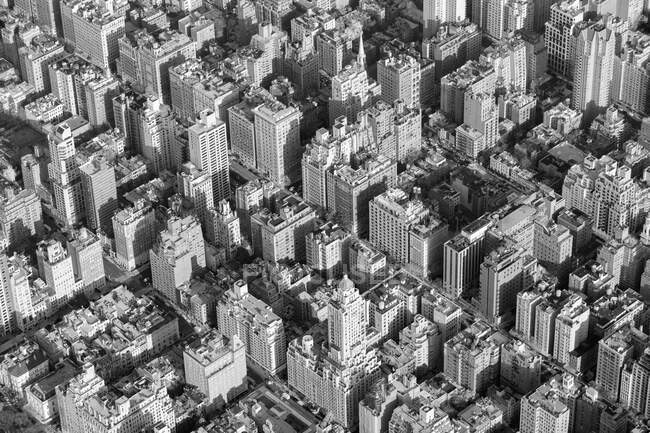États-Unis, New York, New York, Upper East Side buildings, vue grand angle, bw — Photo de stock