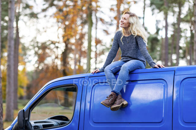 Donna felice sul tetto del camper a Cannock Chase — Foto stock