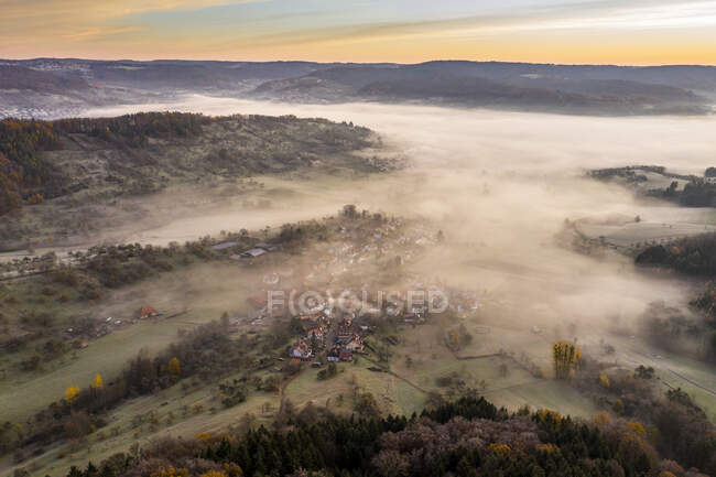 Drone vista da manhã neblina envolvente aldeia em Wieslauftal — Fotografia de Stock