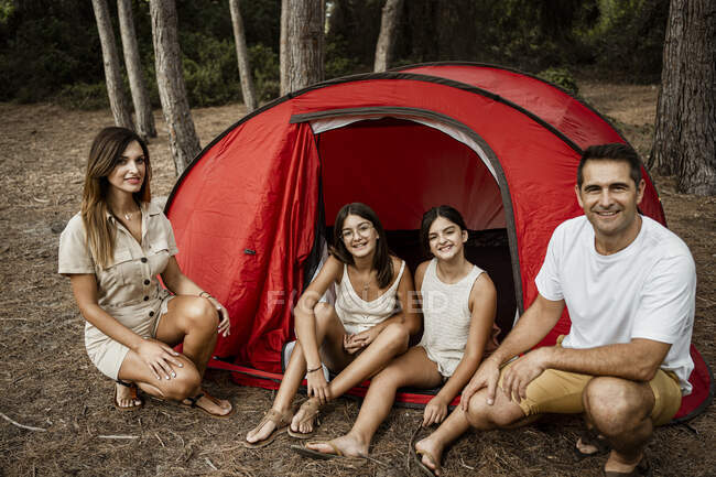 Семейное время в палатке во время отпуска — стоковое фото