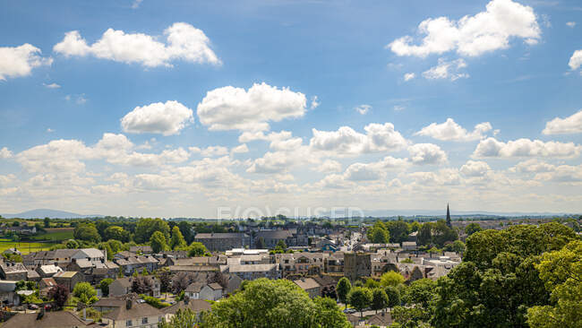 Veduta aerea della città contro il cielo nuvoloso durante la giornata di sole, Cashel, Tipperary, Irlanda — Foto stock
