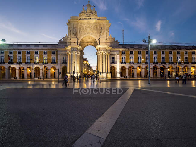Portugal, Província da Estremadura, Lisboa, Rua Augusta Arch ao entardecer — Fotografia de Stock