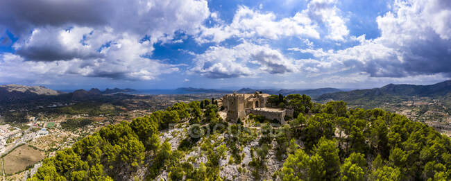 Spagna, Isole Baleari, Maiorca, Pollena, Città e Santuario del Puig de Maria, vista aerea — Foto stock