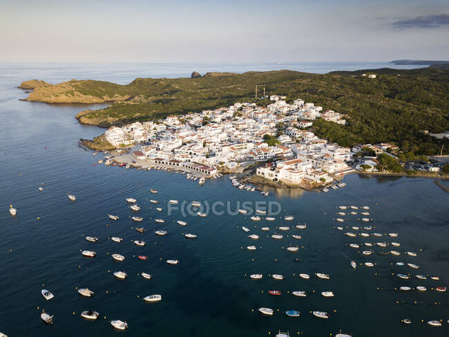 Barcos atracados na baía e na cidade costeira, vista aérea — Fotografia de Stock