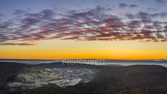 Germania, Baden-Wurttemberg, Drone vista sulla valle Remstal all'alba nebbiosa dell'autunno — Foto stock