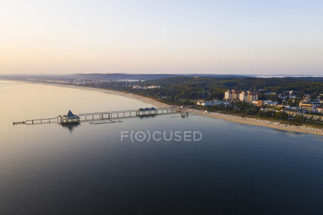 Germania, Usedom. Molo in località balneare e di villeggiatura al tramonto, vista aerea — Foto stock